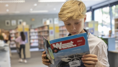 Jongen leest uit blad